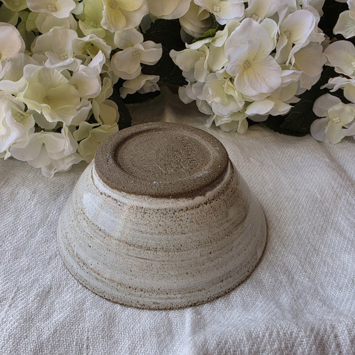 Handdrejad Skål 11cm ”Brun/vit melerad chamotte ” Sundboden Design - Bild 7