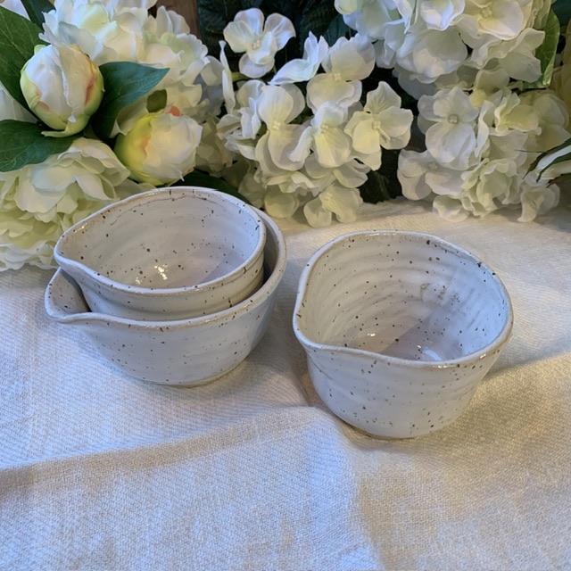 Handdrejad skål med pip 9,5cm ”Vit chamotte” Sundboden Design - Bild 3