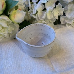 Handdrejad skål med pip 7,5cm ”Vit chamotte” Sundboden Design