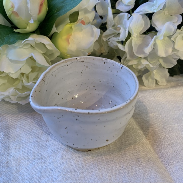 Handdrejad skål med pip 9,5cm ”Vit chamotte” Sundboden Design