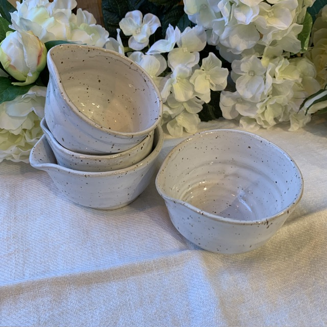 Handdrejad skål med pip 9,5cm ”Vit chamotte” Sundboden Design - Bild 4