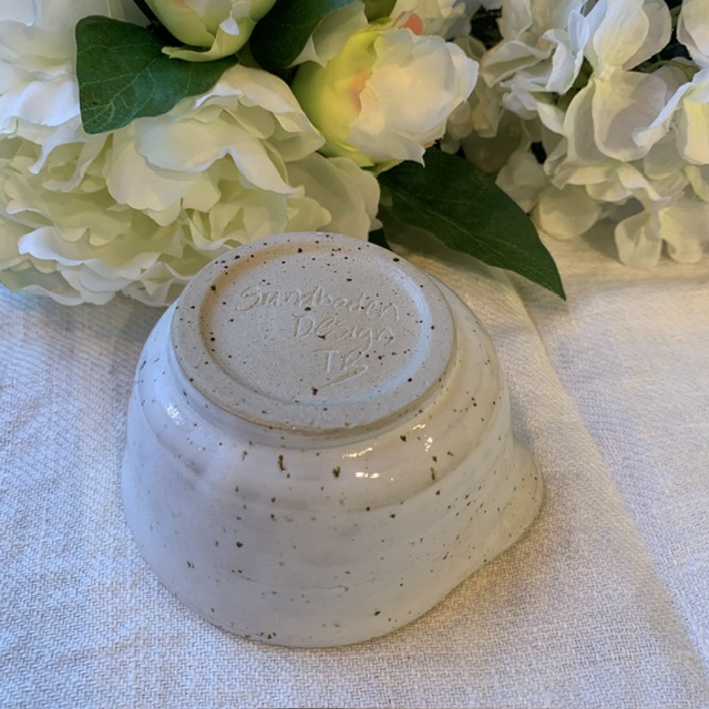 Handdrejad skål med pip 9,5cm ”Vit chamotte” Sundboden Design - Bild 7