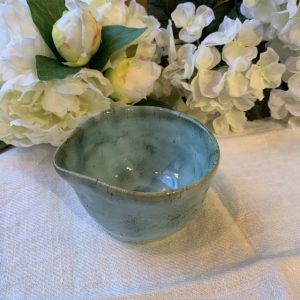 Handdrejad skål med pip 9,5cm ”Grön chamotte” Sundboden Design