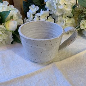 Handdrejad Tekopp ”Vit chamotte” Sundboden Design