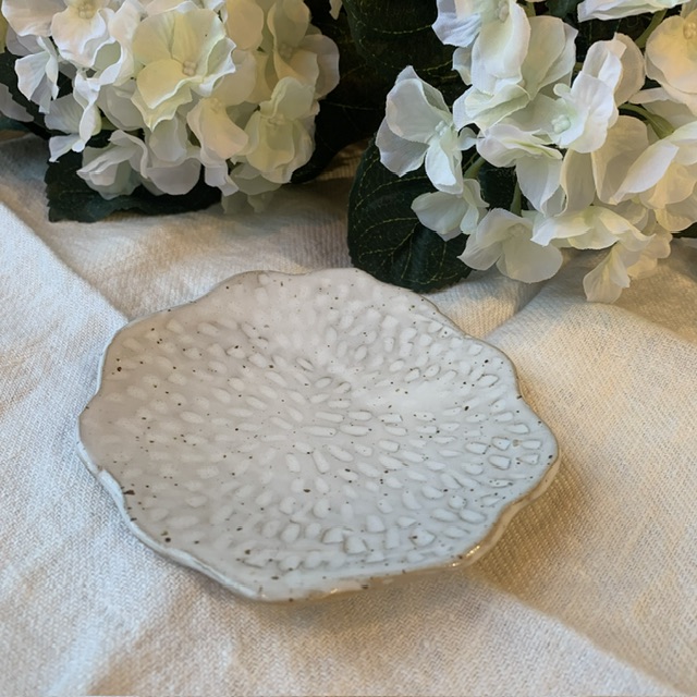 Handkavlad Assiette ”Vit chamotte ” Sundboden Design