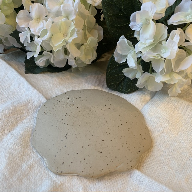 Handkavlad Assiette ”Vit chamotte ” Sundboden Design - Bild 4