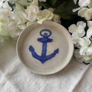 Handdrejad Assiette Blått Ankare 12cm ”Cream chamotte ” Sundboden Design